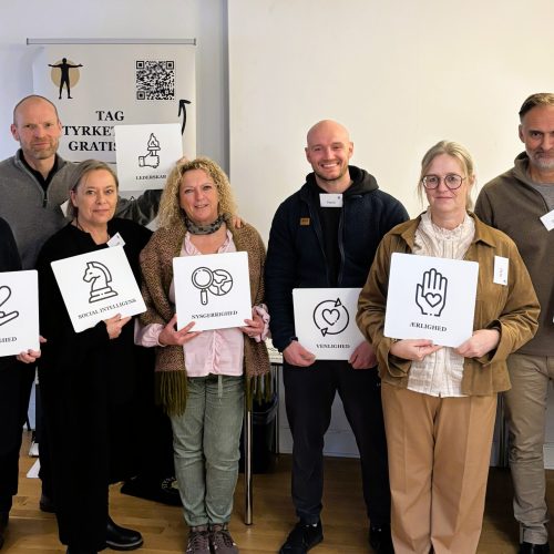 En leder der fordyber sig i sin personlige styrkeprofil og reflekterer over hverdagens opgaver.