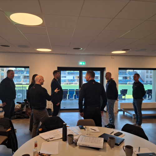 En certificeret Styrkeleder står foran sit team og anvender styrkebaseret ledelse i praksis for at øge engagement og trivsel.