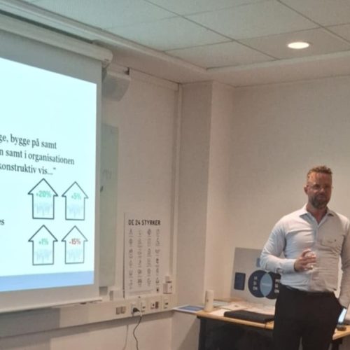 Billede af erfarne ledere, der studerer de 24 karakterstyrker for at mestre styrkebaseret ledelse.