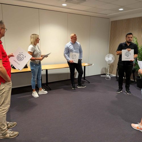 En leder, der anvender styrkespotting for at udøve anerkendende ledelse i praksis.