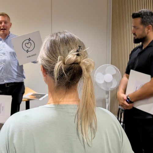 En leder, der udøver styrkebaseret ledelse i praksis. Billedet viser, hvordan styrkespotting bruges til at tilgå udfordringer eller konflikter.